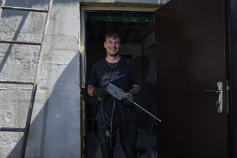 Stavbár so skúsenosťami v staviteľstve Pavlo. V súčasnosti pracuje na dome Oľhy Ivanivny, predtým staval domy pre vysídlené osoby.