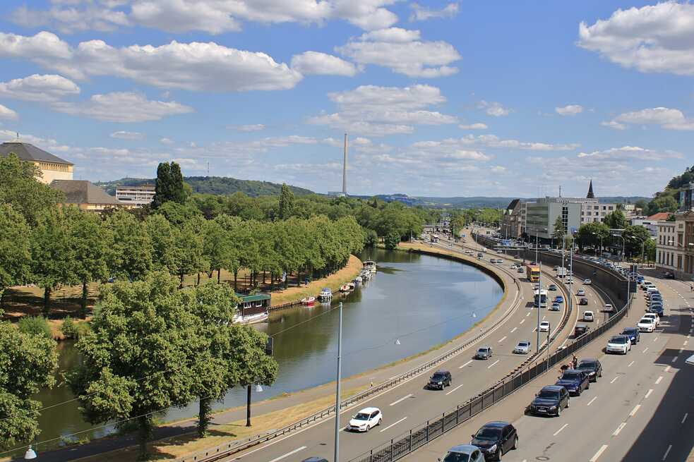 Der Blick vom Schloss auf die Autobahn
