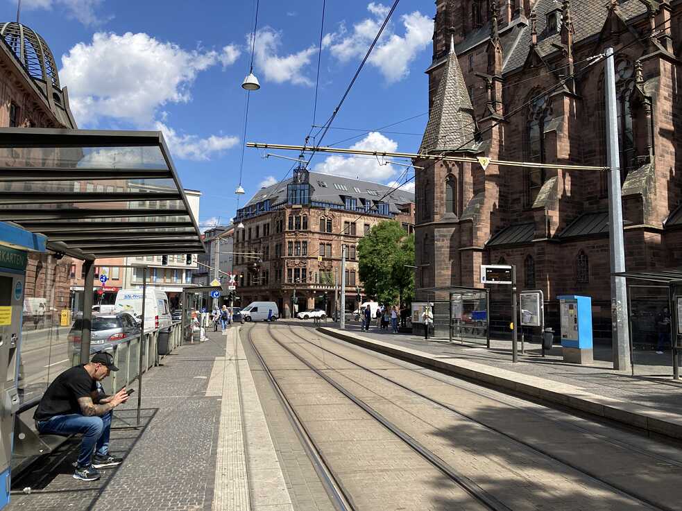 Die Straßenbahnhaltestelle Johanneskirche (2)