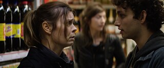 Eine Frau spricht mit einem Mann im Supermarkt. Sie wirkt verzweifelt. &copy; (c) Pierre Dugowson, Cosmonaut 391 Supermarket, Regie: Pierre Dugowson