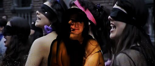 Üçünün gözleri siyah bir bantla kapatılmış bir grup kız.