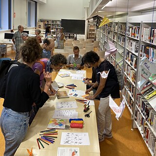 Participants fent papiroflèxia
