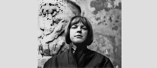 Ingeborg Bachmann a Roma, davanti a un leone di pietra, 1962