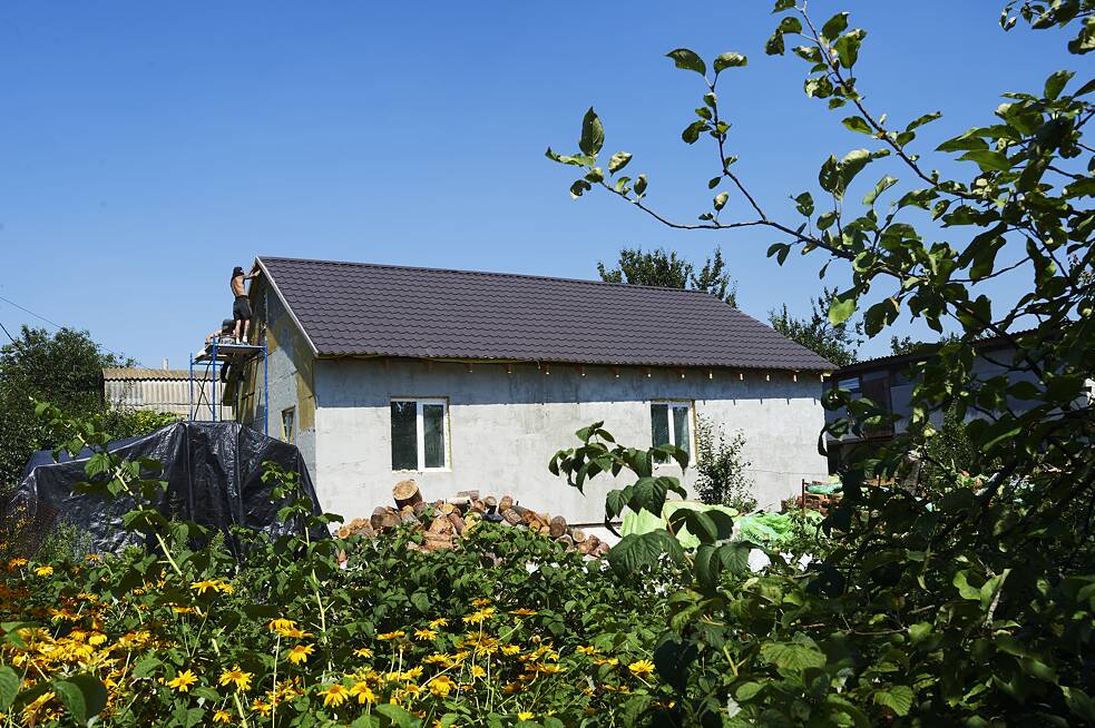 Freiwillige bauen das Haus von Olha Iwaniwna.