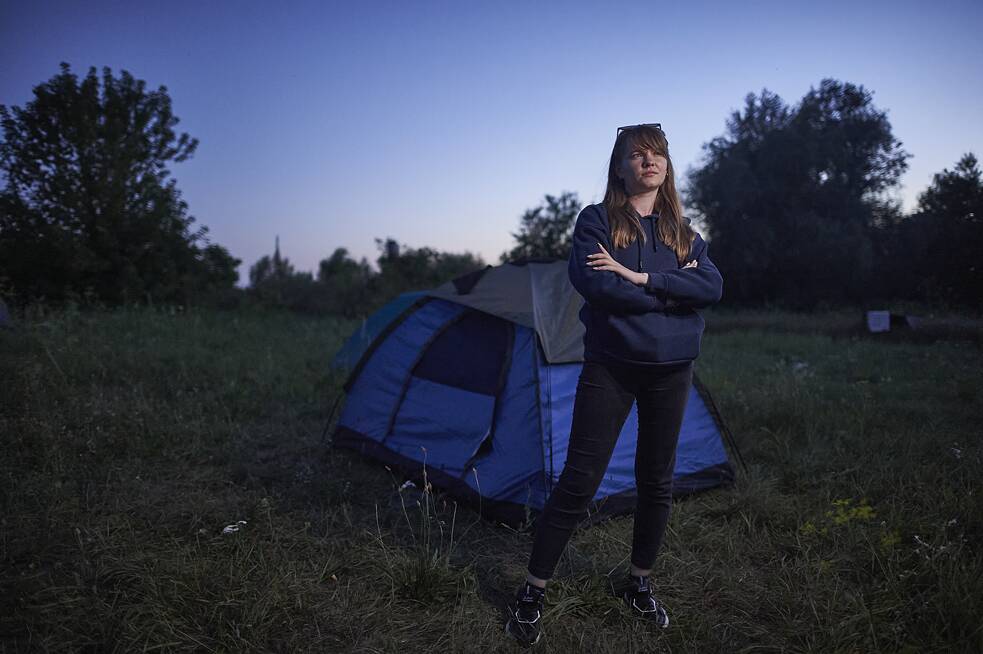 Olena, eine 23-jährige Social Media-Managerin aus Kyjiw, schläft wie die anderen Freiwilligen in einem Zelt, das jede*r selbst mitbringt.