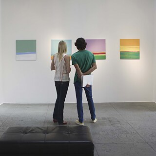 Zwei Besucher einer Galerie betrachten die Kunstwerke. Rückansicht. Kunst, Ausstellung