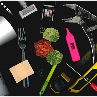 Ein Sammelsorium von Werkzeuge aus der Verwaltung © Foto: Andrew Alexander © Goethe-Institut Glasgow Werkzeuge von der Verwaltung