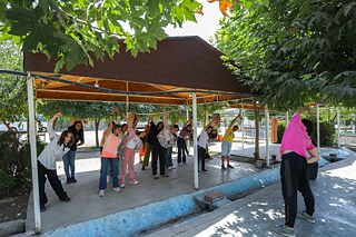 Jugendliche machen Gymnastikübungen im Freien