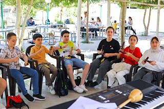 Jugendliche üben mit verschiedenen Instrumenten