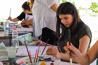 Jugendliche malen mit Acrylfarben