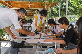 Jugendliche Malen mit Acrylfarben