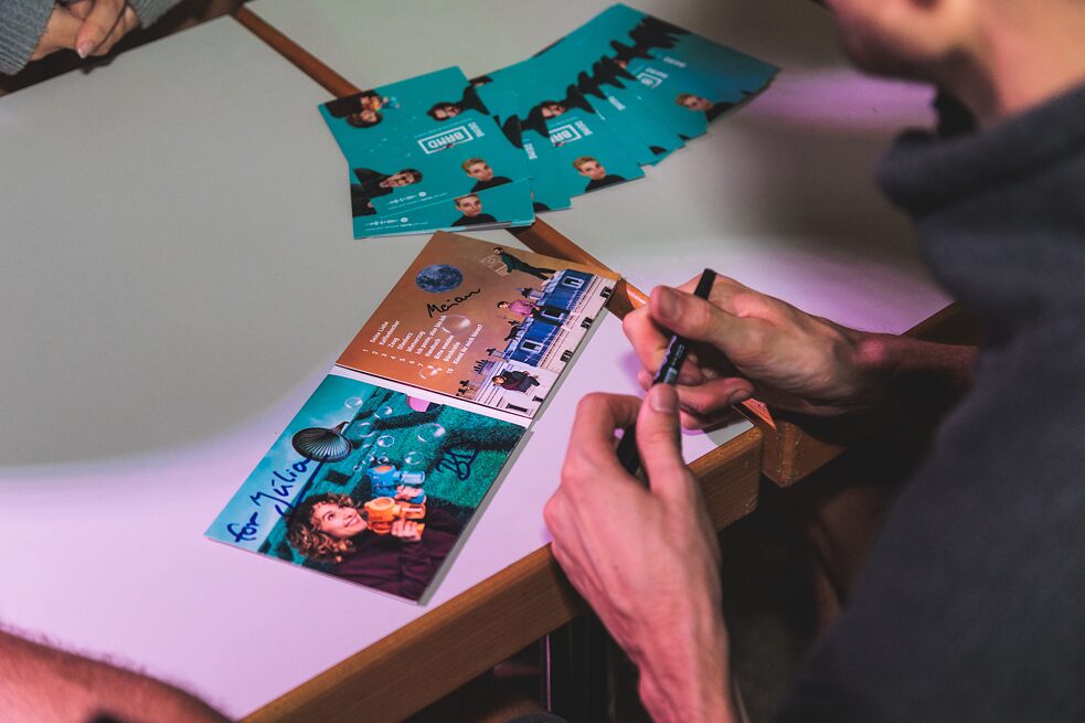 ok.danke.tschüss gibt Autogramme in Rio de Janeiro