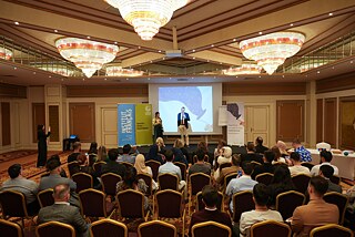 Der Generalkonsul spricht vor Publikum