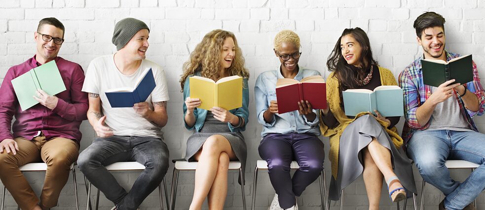 Lernende auf einer Bank sitzend