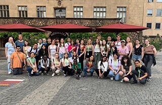 Gruppenfoto Deutsch Plus Beruf vor dem Rathaus