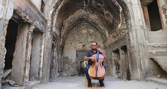 Cellist vor zerstörtem Gebäude in Mosul