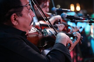Ein Mann spielt Geige im Themenkonzert mit Dirigent Alaa Majeed