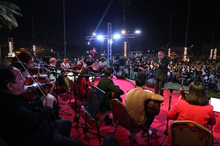 Orchester aus irakischen und europäischen Musiker*innen im Shuhadaa Park in Mosul