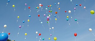Feierlichkeiten: kunterbunte Luftballons fliegen gen Himmel