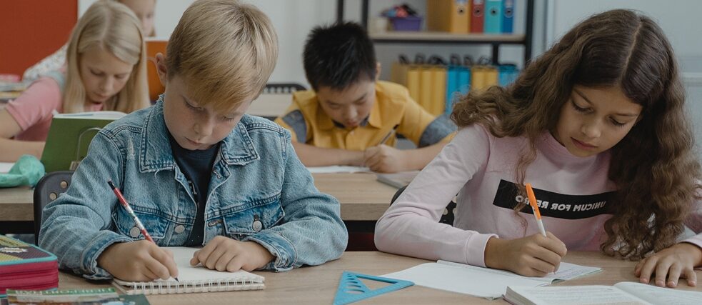 Kinder 5-6 Klasse im Klassenzimmer