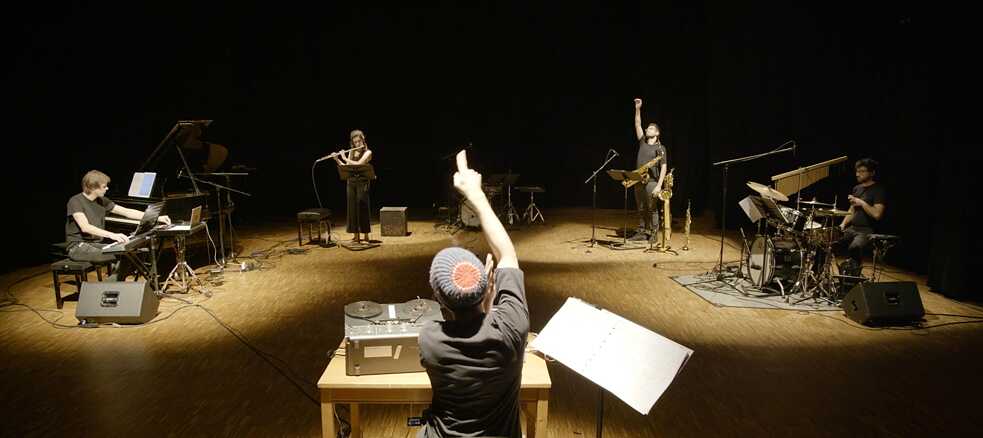Screenshot from the concert film featuring Matthias Krüger’s “sweep over me them dusty bristles” with video artist Rikisaburo Sato, choreographer Eddie Martinez and the ensemble Inverspace. 