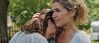 Teaserbild Cine por mujeres Madrid 2023 _ Mein Sohn (hz) _ Frau spendet jüngerer Frau Trost