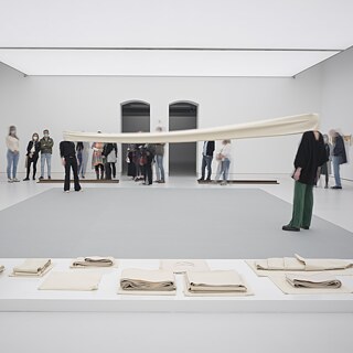 Installation view of Franz Erhard Walther's work "1. Werksatz" (1963–1969), activated by two performers with audience watching at Kunsthalle Mainz, 2021-2022