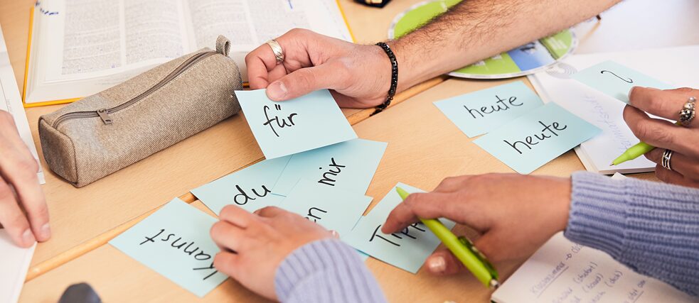 Post-its with German words on them on the table.