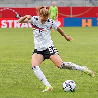 Ein Mitglied der deutschen Frauenfußballmannschaft kickt einen Ball
