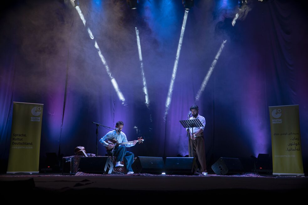 Tar-Spieler und Komponist Dana Muhedin und Vokalist Ryad Osman während eines Konzerts in Sulaymaniah