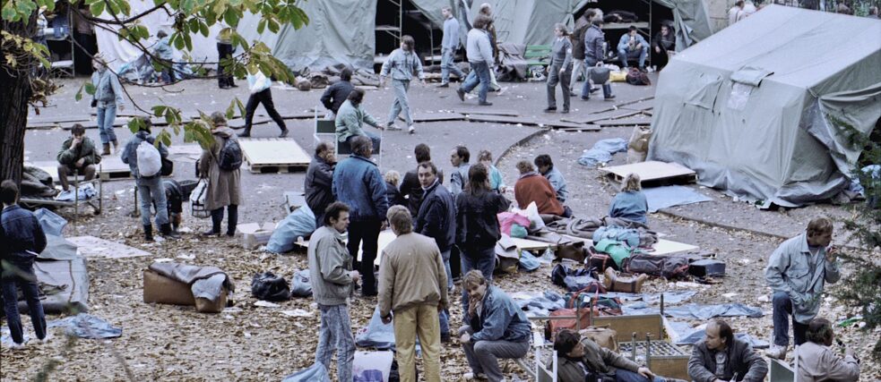 Flüchtlinge aus der DRR in der Botschaft der BRD in Prag 1989