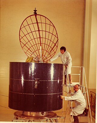 Inspection du premier satellite de communication canadien Anik-A1 en 1972