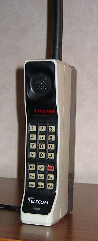 Un Motorola DynaTAC 8000X de 1984. Ce téléphone porte un ancien badge British Telecom et un écran LED rouge primitif.