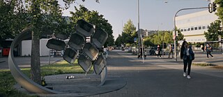 The memorial at the Olympia shopping centre in Munich commemorates the racist attack. The stainless steel ring with the portraits and names of the nine victims surrounds a gingko tree.