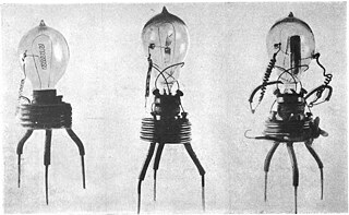 Fotografie der Oszillationsventile, die erstmals von Dr. J. A. Fleming, FRS, im Oktober 1904 für die Gleichrichtung hochfrequenter elektrischer Schwingungen, wie sie in der drahtlosen Telegrafie verwendet werden, eingesetzt wurden.