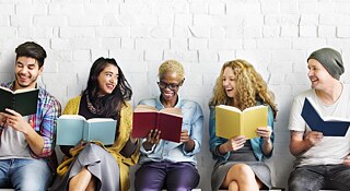 Plusieurs jeunes étudiants sont assis côte à côte sur des chaises et lisent des livres. &copy; ©Rawpixel.com/Fotolia JEUNES APPRENANTS – Etudiants muni des Livres