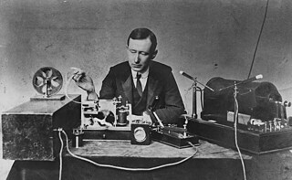  Elektroingenieur/Erfinder Guglielmo Marconi mit dem Funkenstrecken-Sender (rechts) und dem Kohärenz-Empfänger (links), die er in den 1890er Jahren bei einigen seiner ersten Langstrecken-Funktelegrafie-Übertragungen verwendete.
