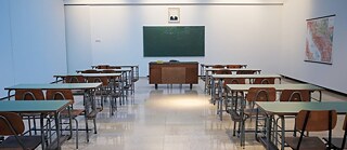 Ein leeres Klassenzimmer mit Tafel an der Wand