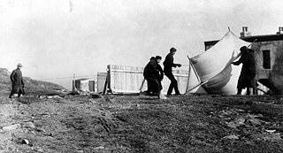 Guglielmo Marconi et d'autres personnes installent le cerf-volant qui porte l'antenne pour la première communication sans fil transatlantique, à Saint-Jean, à Terre-Neuve, le 12 décembre 1901.
