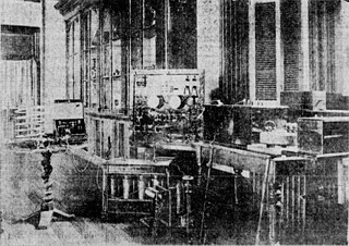 Le poste de télégraphie sans fil du cabinet de physique du Collège Sainte-Marie, Montréal, Québec.