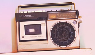 Rosa Radio-Recorder mit Kassettenlaufwerk und Lautsprecher