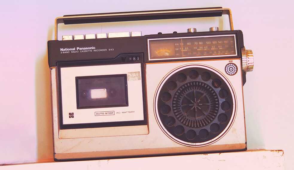 Rosa Radio-Recorder mit Kassettenlaufwerk und Lautsprecher