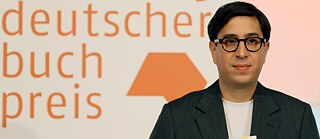 Buchpreisgewinner Tonio Schachinger präsentiert seinen Roman „Echtzeitalter”.