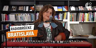 Radio Brücke Bratislava 2023 - Die Singer-Songwriterin Timea in der Bibliothek des Goethe-Instituts in Bratislava