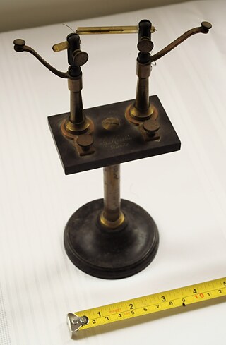 Branly-Röhre für den Funkempfang, auch bekannt als Kohärer oder Radioinduktor. Das Gerät trägt die Aufschrift "Tube Branly 78" auf der Röhre und "L. Korsten Paris" auf dem Sockel. Persönliches Geschenk des Erfinders.