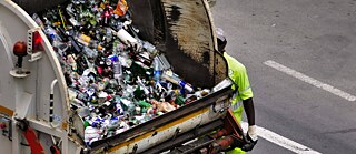 Ein Müll-Abholungsteam der Stadt bei der Arbeit
