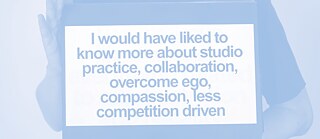 Ein Bild auf dem eine Person ein Plakat mit Aufschrift trägt