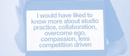 Uma imagem de uma pessoa com um cartaz com texto