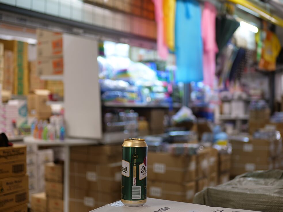 Na různých místech tržnice narážíme na plechovky piva Pilsner Urquell, na které jsou Vietnamci obzvlášť pyšní. „Ve Vietnamu jsou jen slabší desítky či osmičky. Pití kvalitního českého piva tak považují za luxus, kterým se doma ve Vietnamu mohou pochlubit,“ přibližuje naše dnešní průvodkyně Thuy Nguyen.