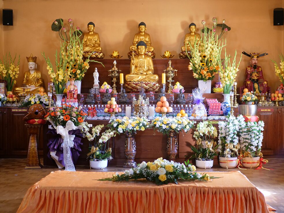 Buddhistická pagoda je součástí Vinama už 10 let. Ve Vietnamu neexistuje jeden jediný směr buddhismu a tak se na oltáři, ke kterému by se příchozí neměli nikdy otáčet zády, vedle sebe vyskytují mnich ze západu, Buddha i Konfucius. Kromě soch vidíme i nejrůznější dary adresované mrtvým předkům: květiny, jablka, pomeranče, ale i třeba plastové vody značky Dobrá voda. Dvě z nich vyfasujeme při odchodu jako „dárek od pagody“.